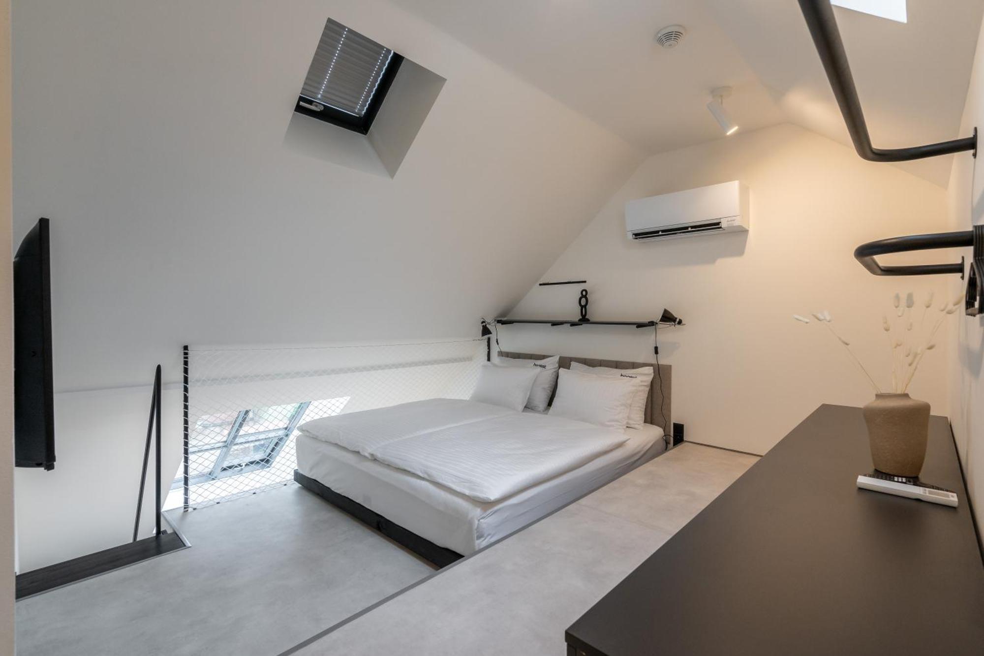 Honest Karlin Aparthotel Prague Room photo