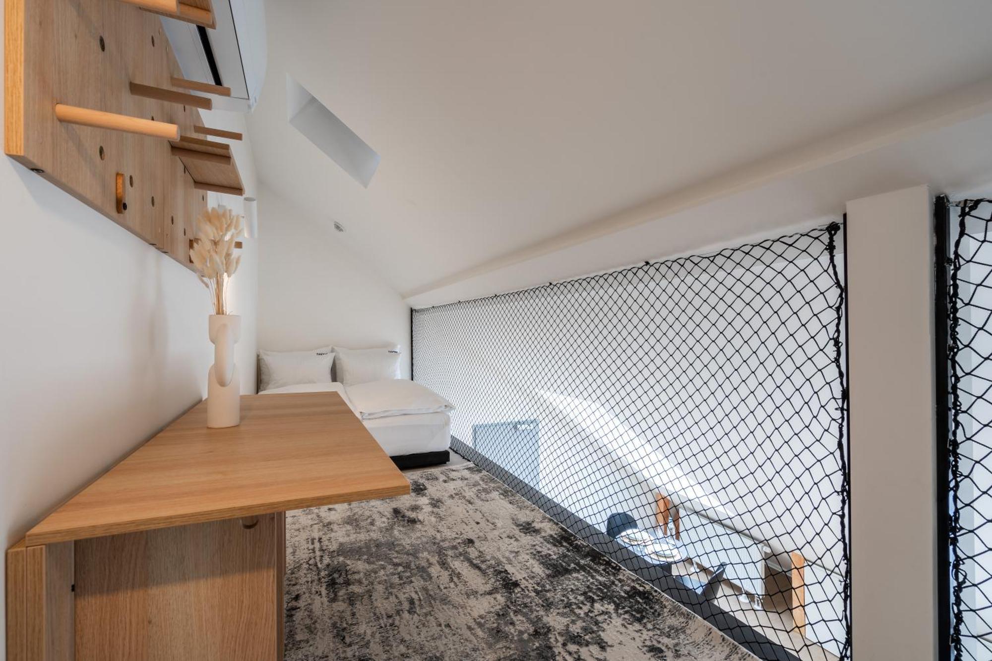 Honest Karlin Aparthotel Prague Exterior photo