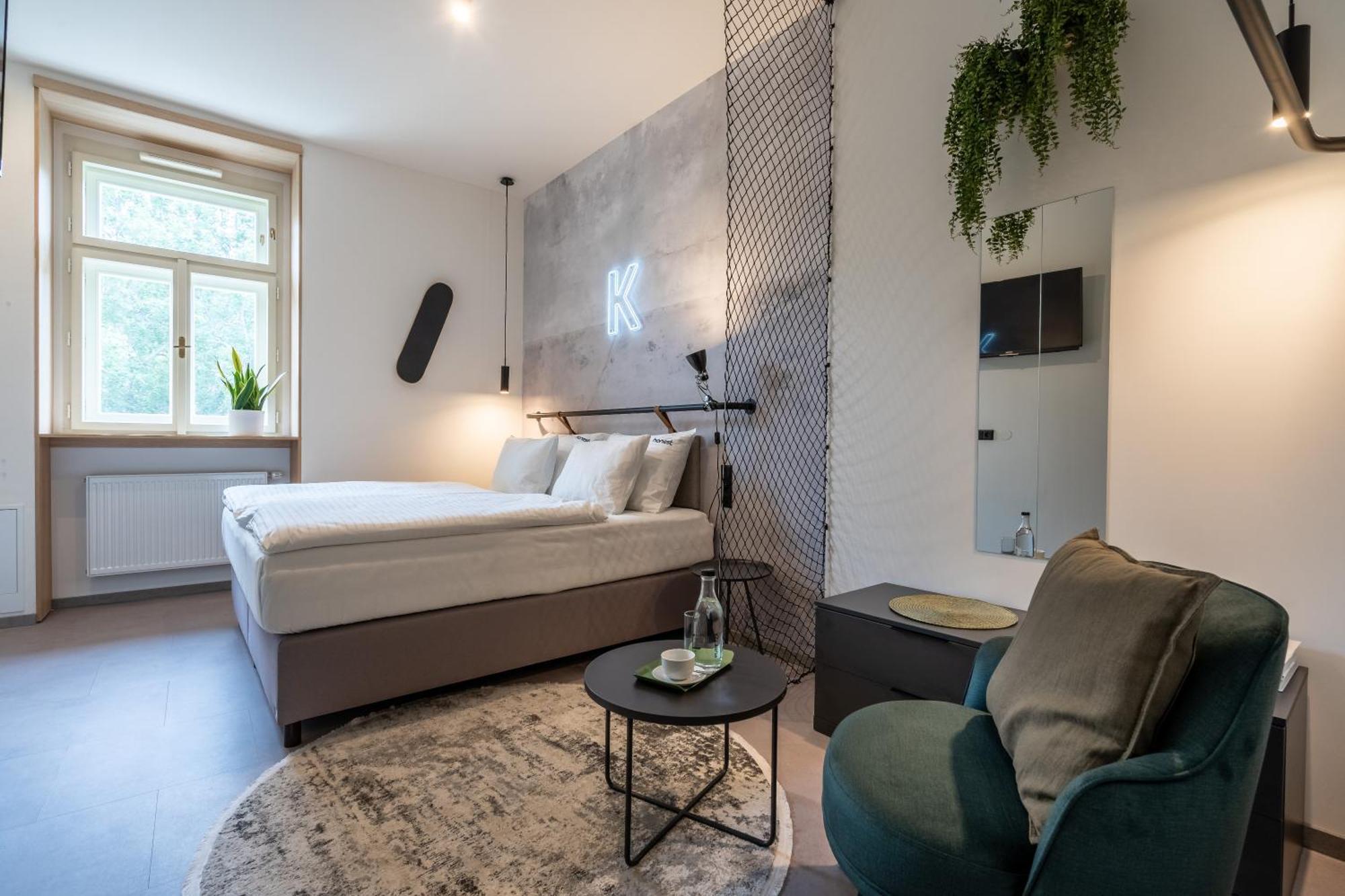 Honest Karlin Aparthotel Prague Exterior photo