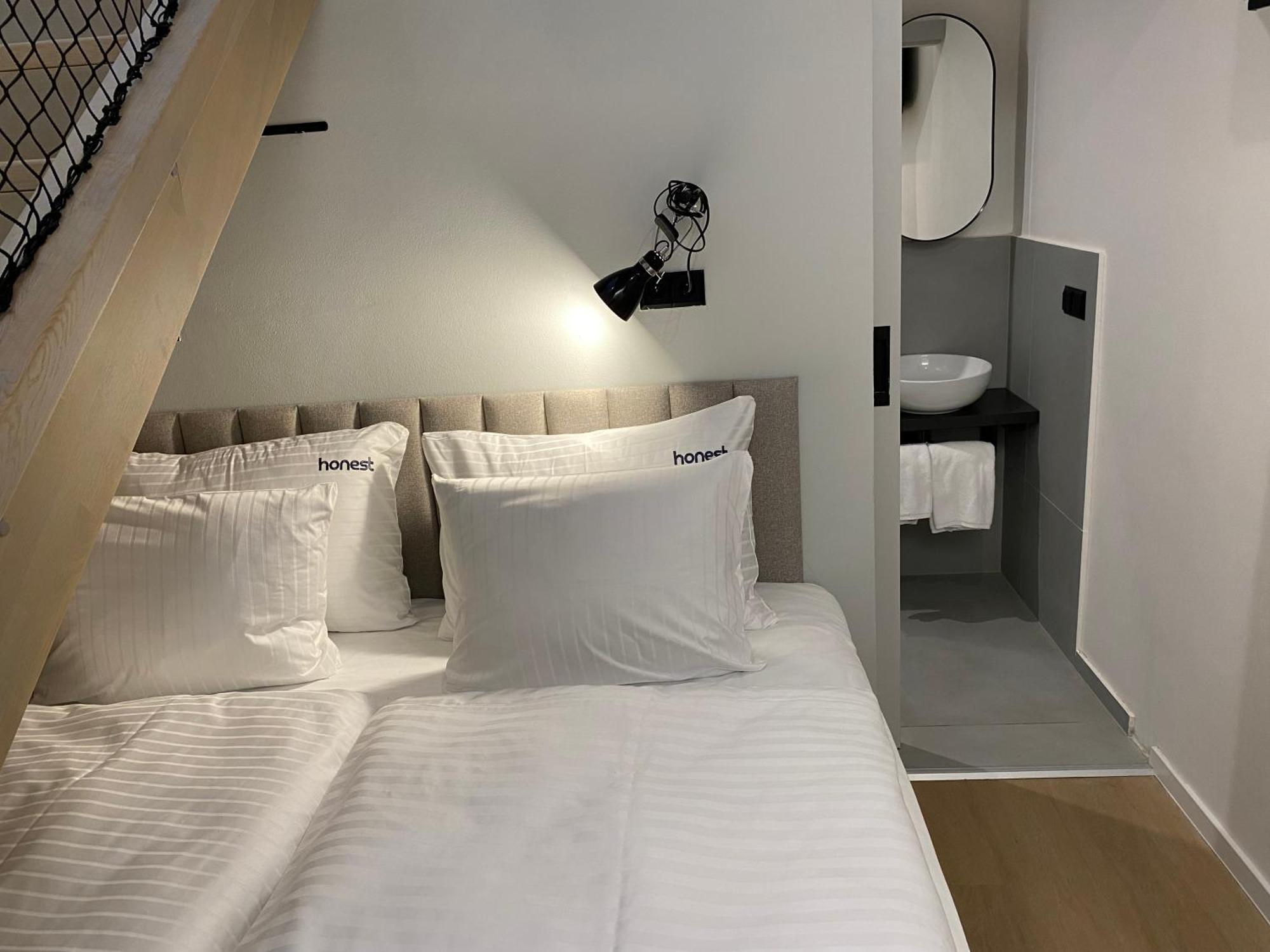 Honest Karlin Aparthotel Prague Room photo
